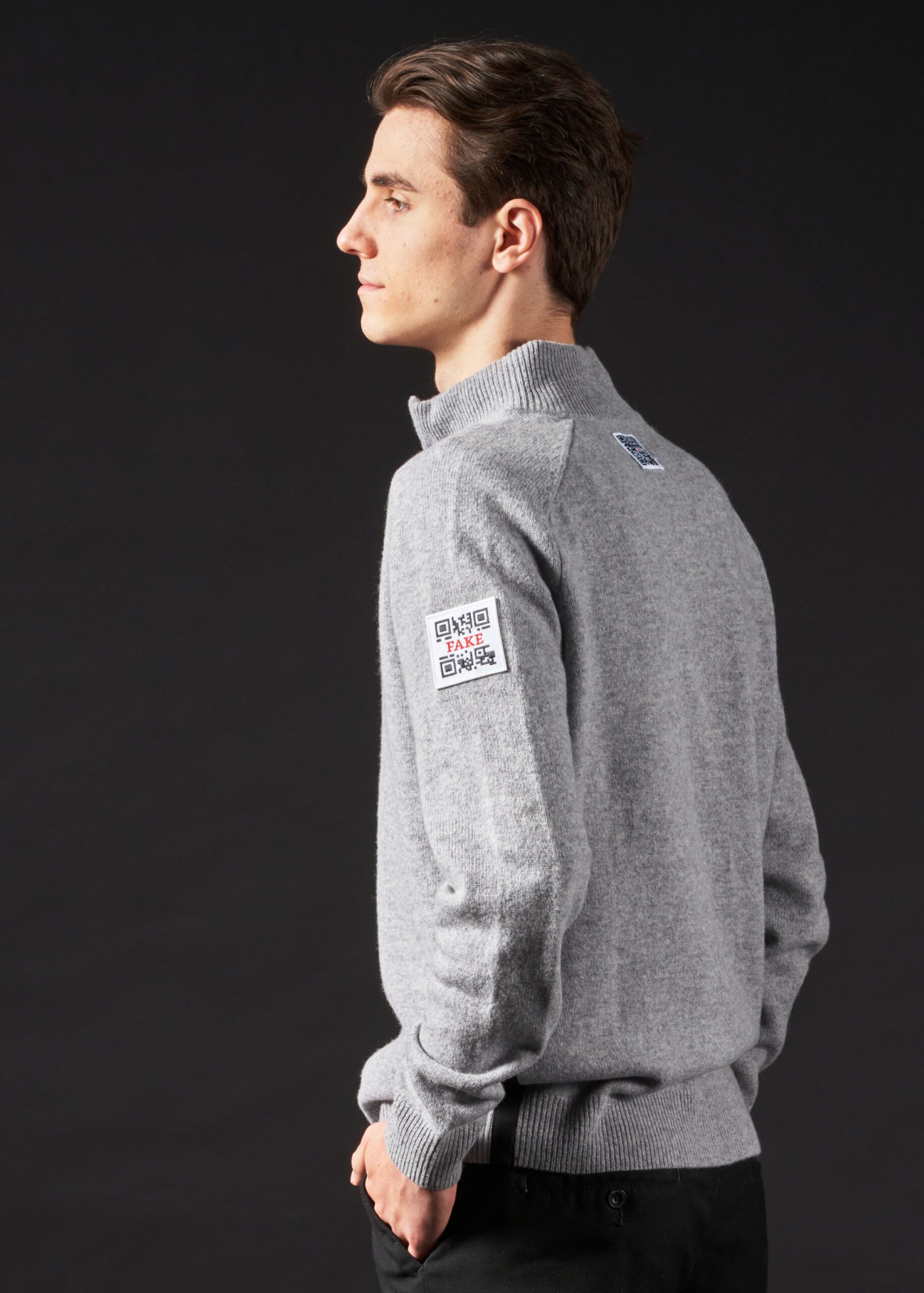 Zipper
Statement | Grau